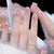 Kunstnagelset mit funkelnden Glitter- und Perlverzierungen Brehn