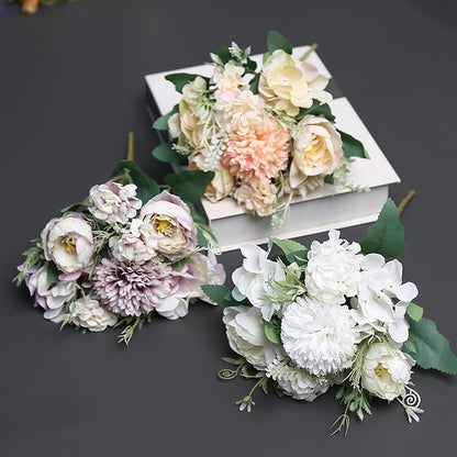 Luxuriöser Faux-Blumenstrauß