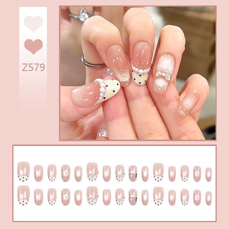 Kunstnagelset mit elegantem französischen Design und zarten Perlenverzierungen Brehn