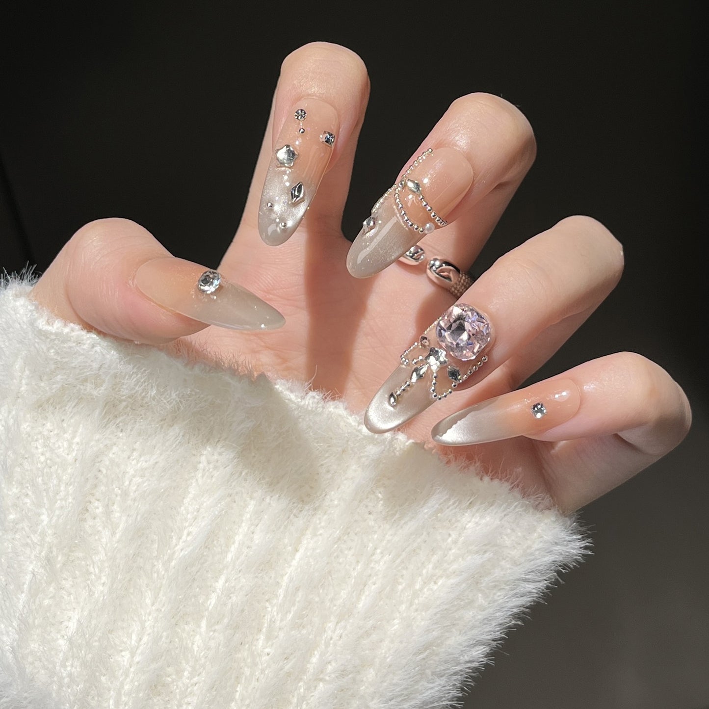Künstlerische Stiletto Press-On Nagelkunst mit schimmernden Akzenten Brehn