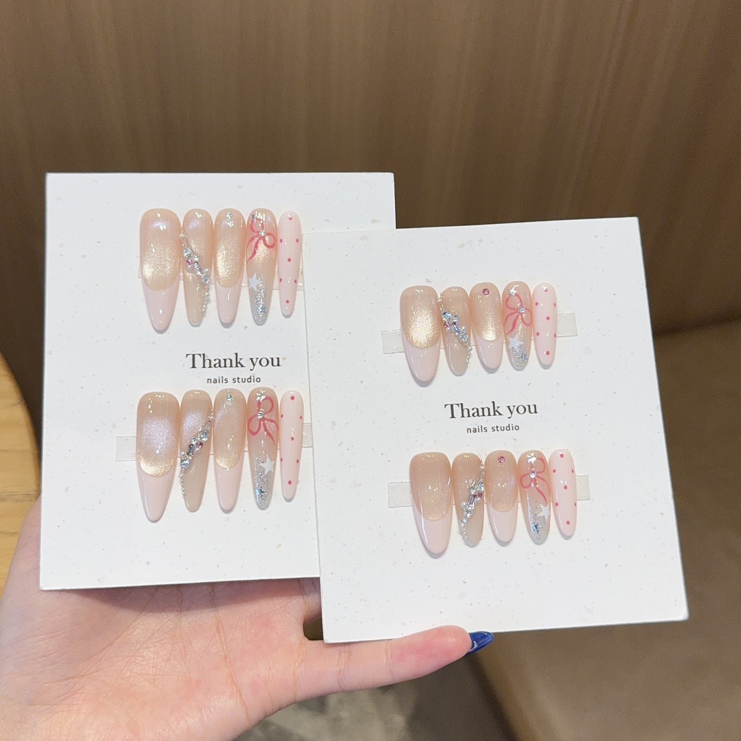Kreative Kunstnagelspitzen mit Glitzerakzenten Brehn