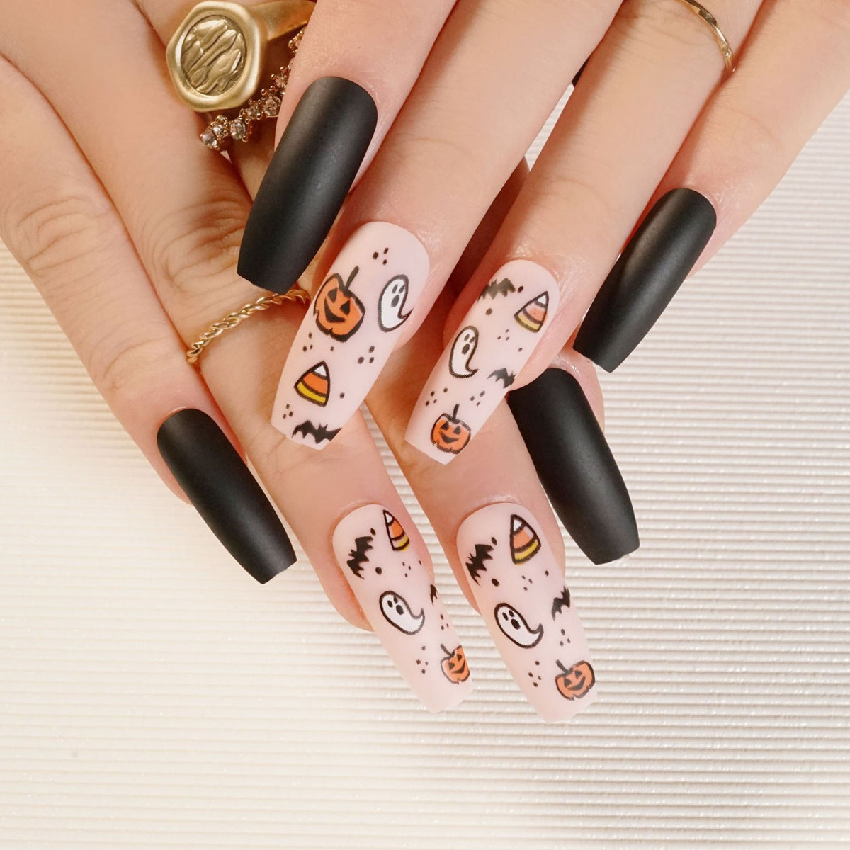 Kunstvolle Nagelkunst mit gruseligen Motiven Brehn