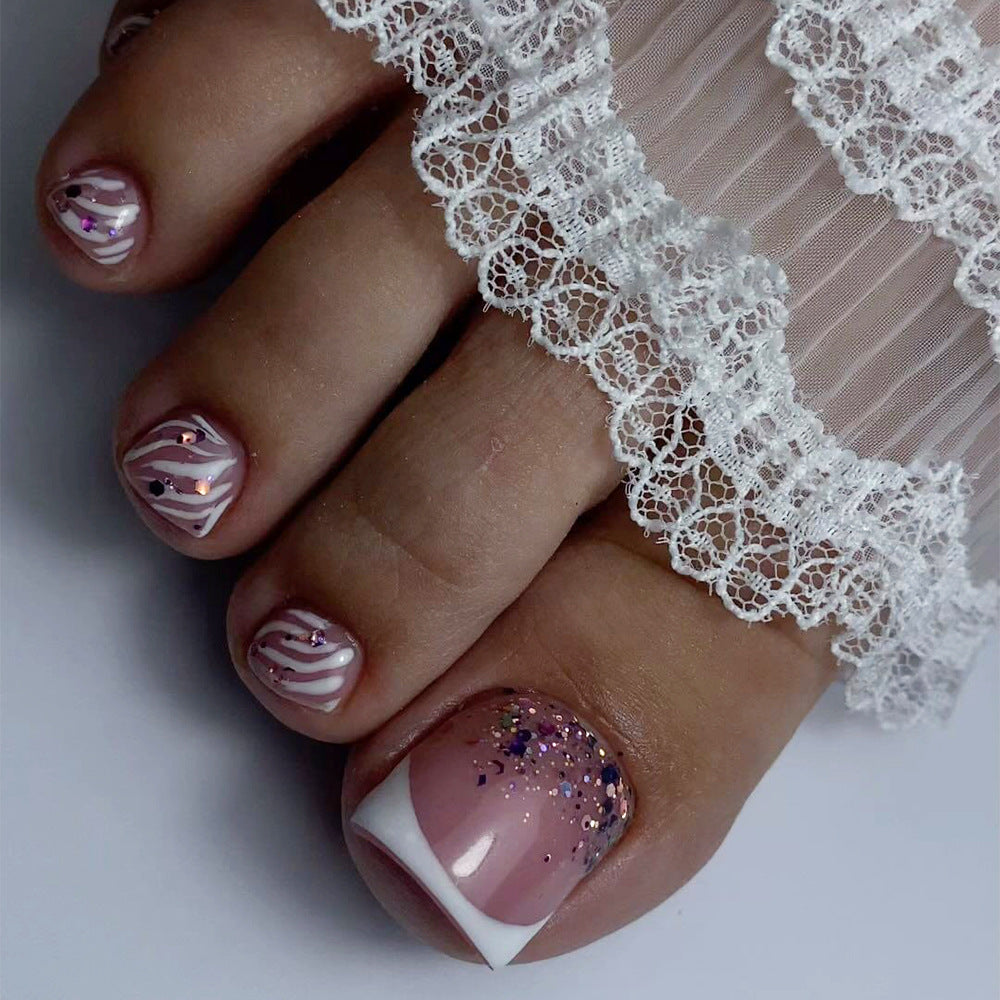 Kunstvolle Fußnagelgestaltung mit glamourösen Akzenten Brehn