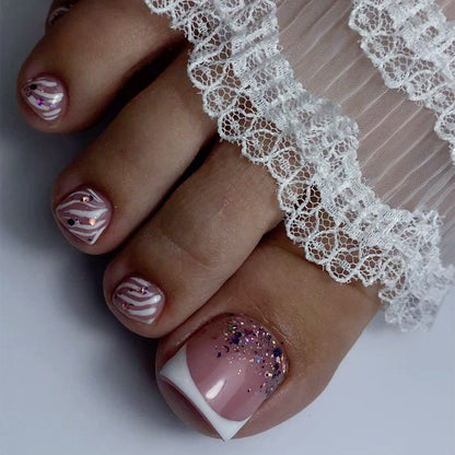 Kunstvolle Fußnagelgestaltung mit glamourösen Akzenten Brehn