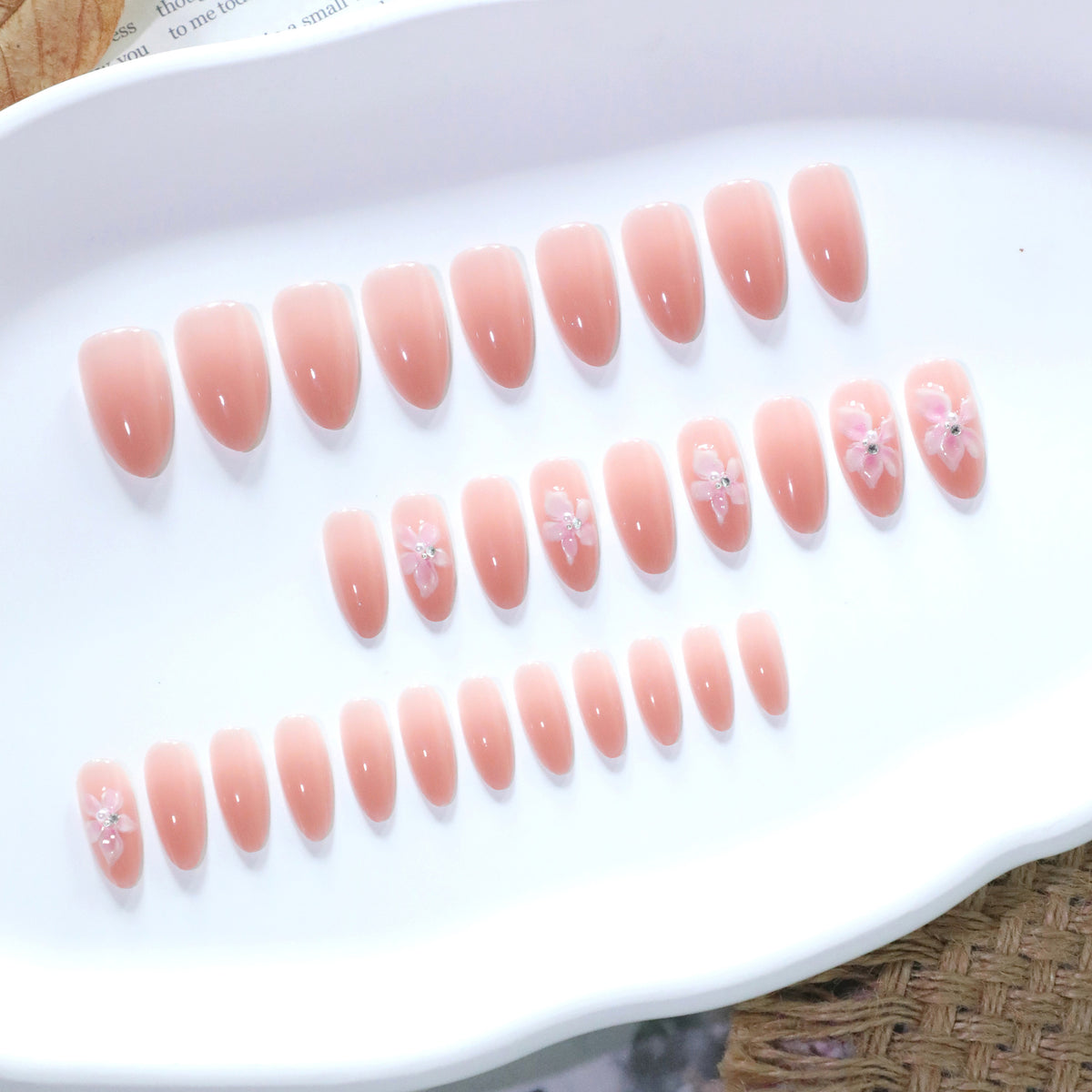 Kunstvolle Nageldesigns mit filigranen Blütenakzenten Brehn