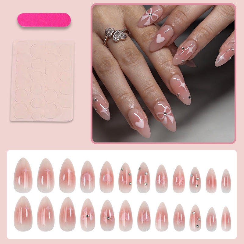 Kunstnagelset mit romantischen Herzen- und Schleifenmotiven Brehn