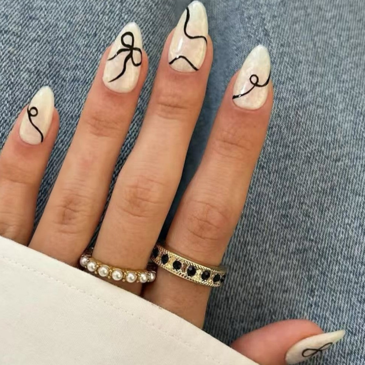 Kunstvolle Stiletto-Nägel mit elegantem Design und kreativen Details Brehn