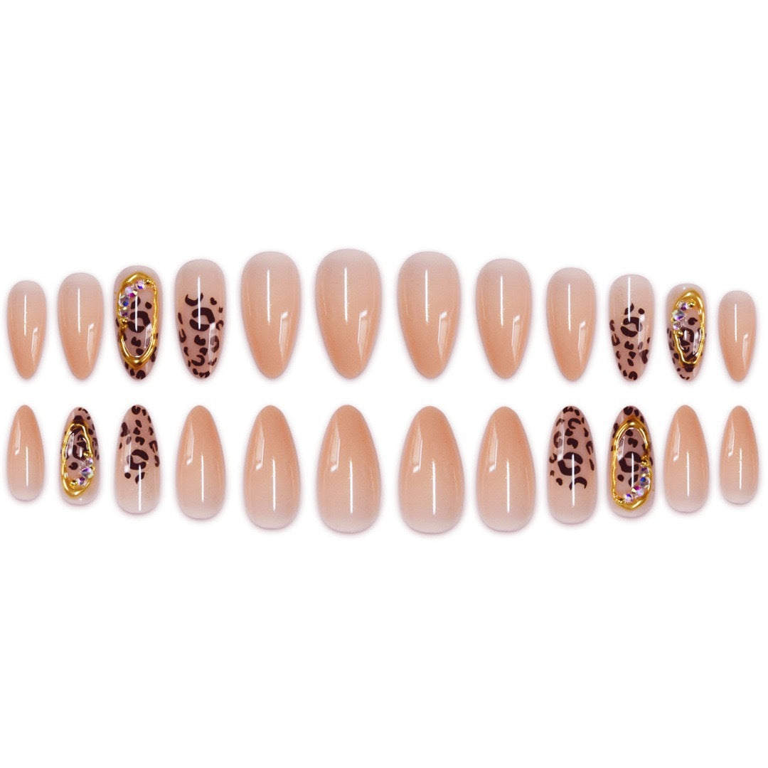 Stiletto-Nagelkunst-Erweiterungen mit Tierdruckdesign Brehn
