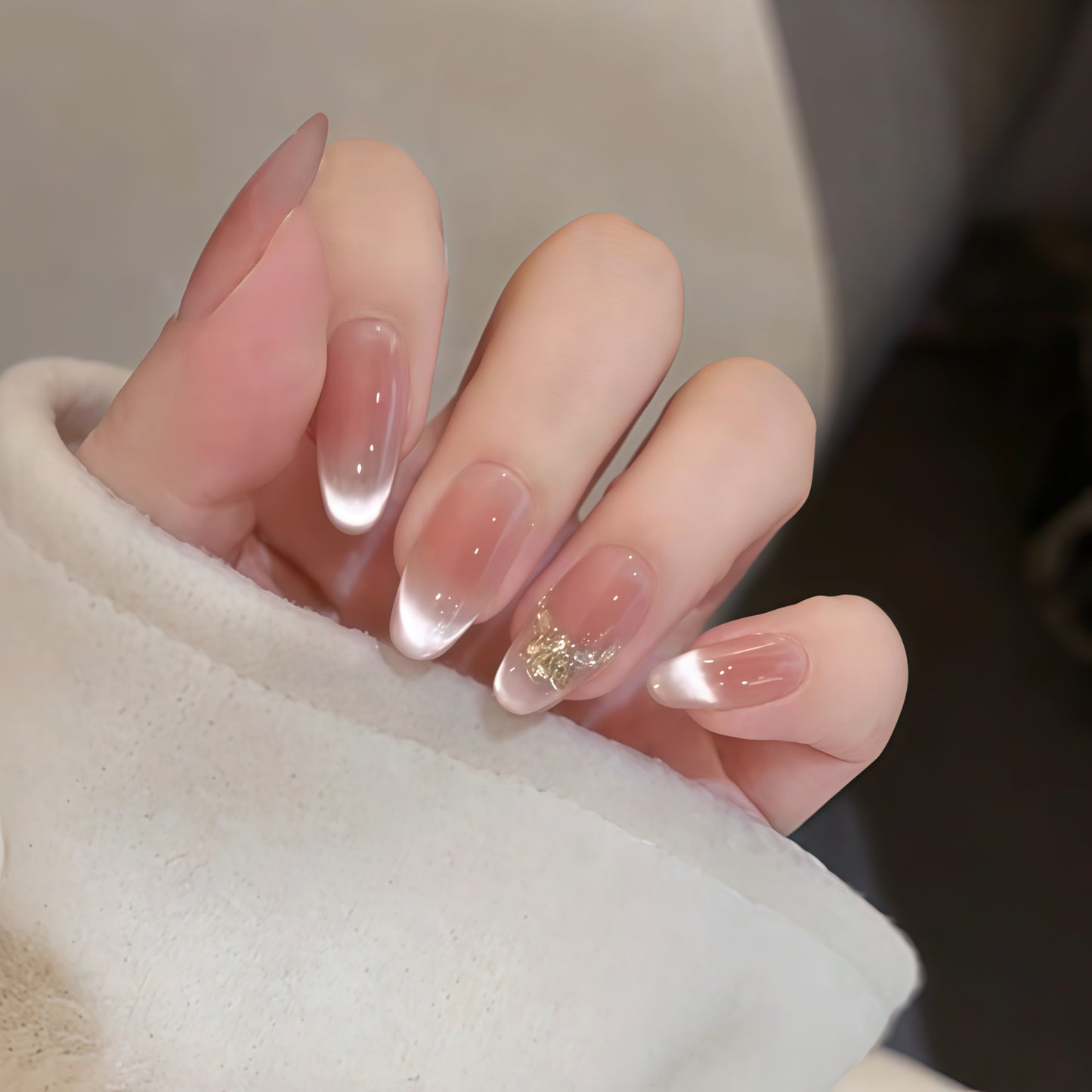 Kunstnägel mit Elegantem Spitzen-Design und Goldakzenten Brehn