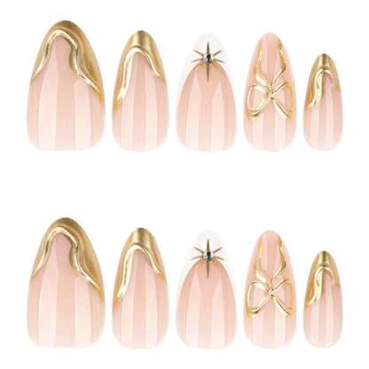Kunstvolle Stiletto-Nägel mit eleganten Goldakzenten Brehn