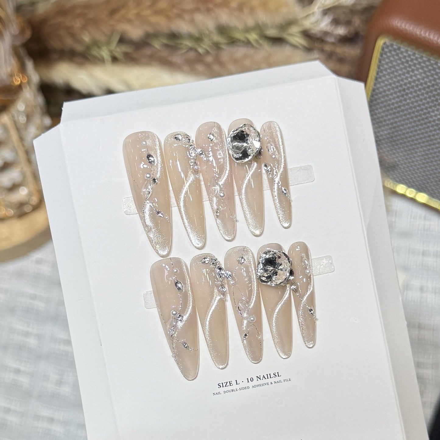 Künstlerisches Stiletto Press-On Nagelset mit Kristallakzenten Brehn