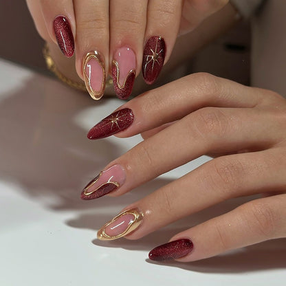 Kunstnagel-Set mit hochwertigen Designs und goldenen Akzenten Brehn