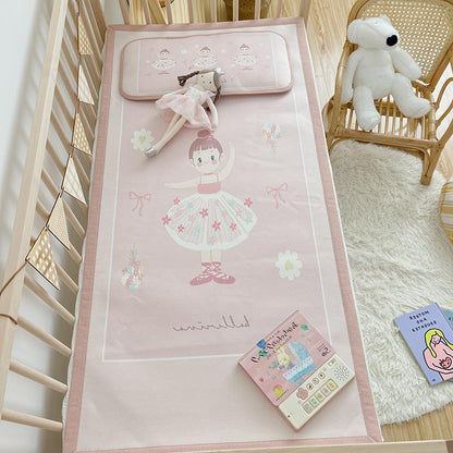 Gepolsterte Baby-Krippenauflage mit Gute‑Nacht-Print, rutschfester Unterseite und abwischbarem Bezug
