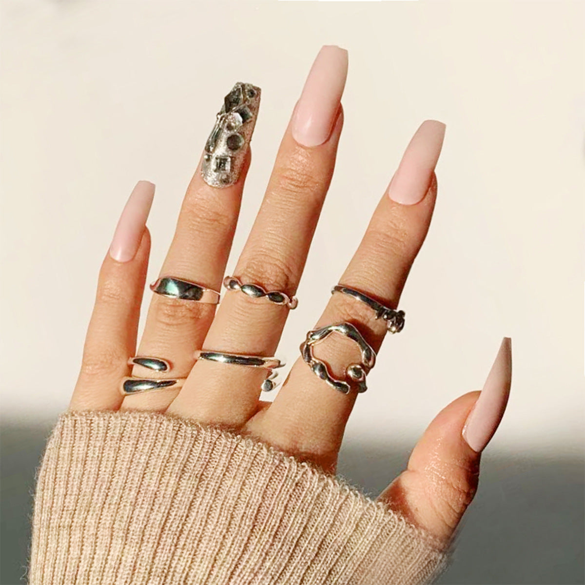 Kunstvolle Nailart mit Glitzerakzenten Brehn