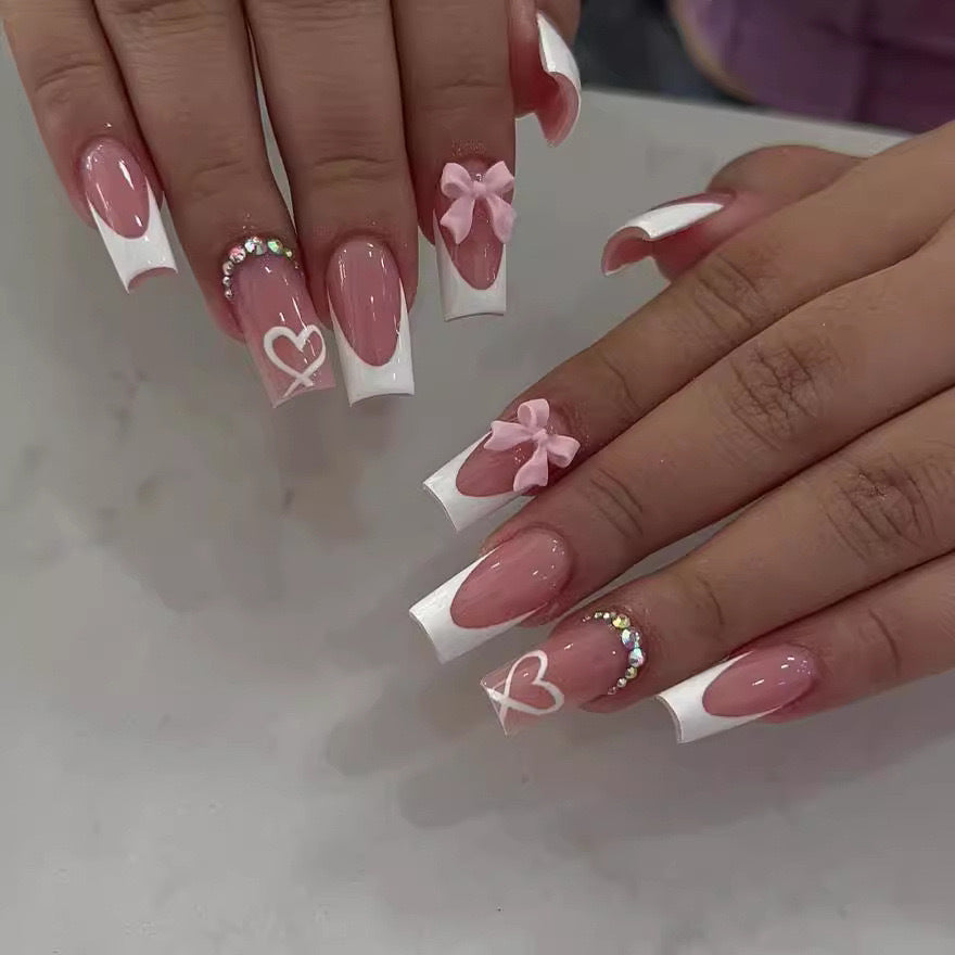 Kunstnagelset mit eleganten 3D-Schleifen und Strassverzierungen Brehn