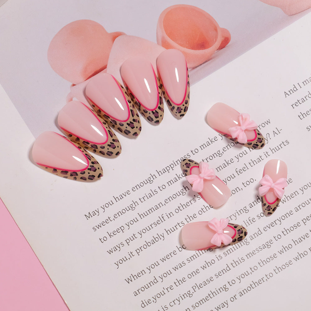 Künstlerische Stiletto Press-On Nägel mit Schleifenakzenten Brehn