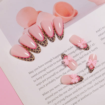 Künstlerische Stiletto Press-On Nägel mit Schleifenakzenten Brehn