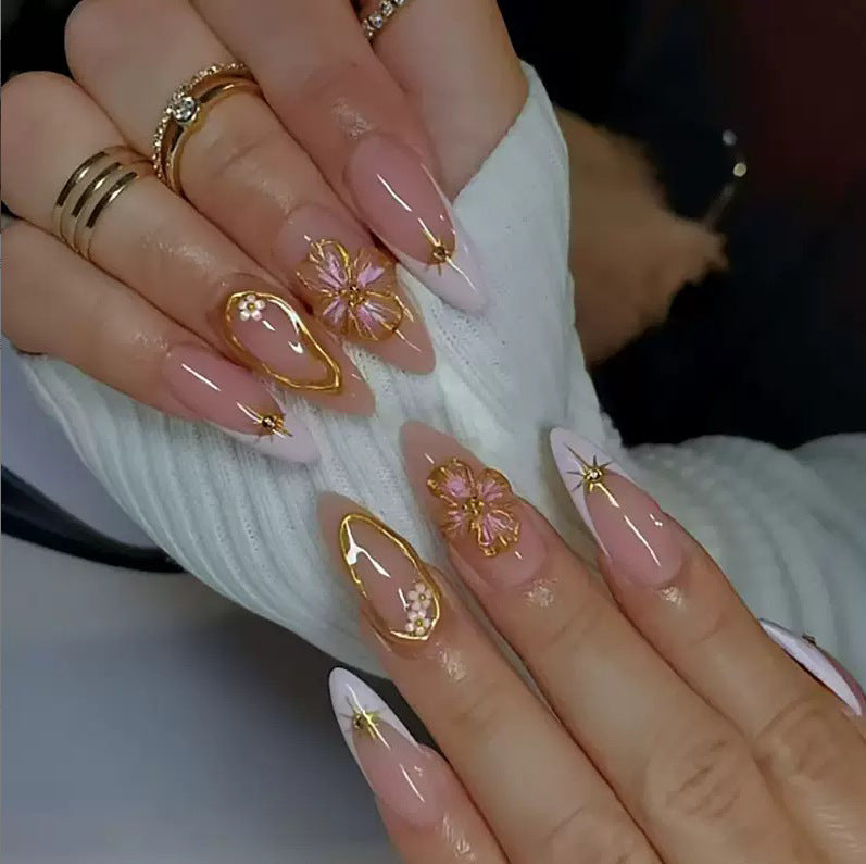 Elegante florale Design-Nagelverzierung Brehn