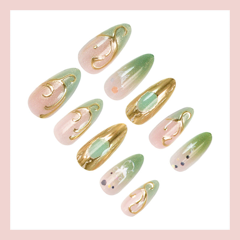 Kunstnagelset mit eleganten Goldakzenten und floralen Designs Brehn