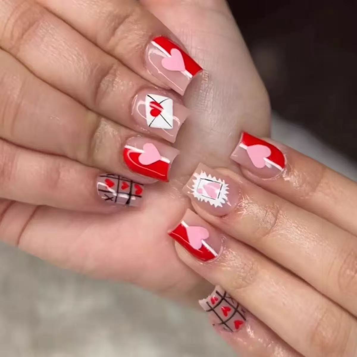 Kunstnagelset mit romantischen Herz- und Kuvertmotiven Brehn