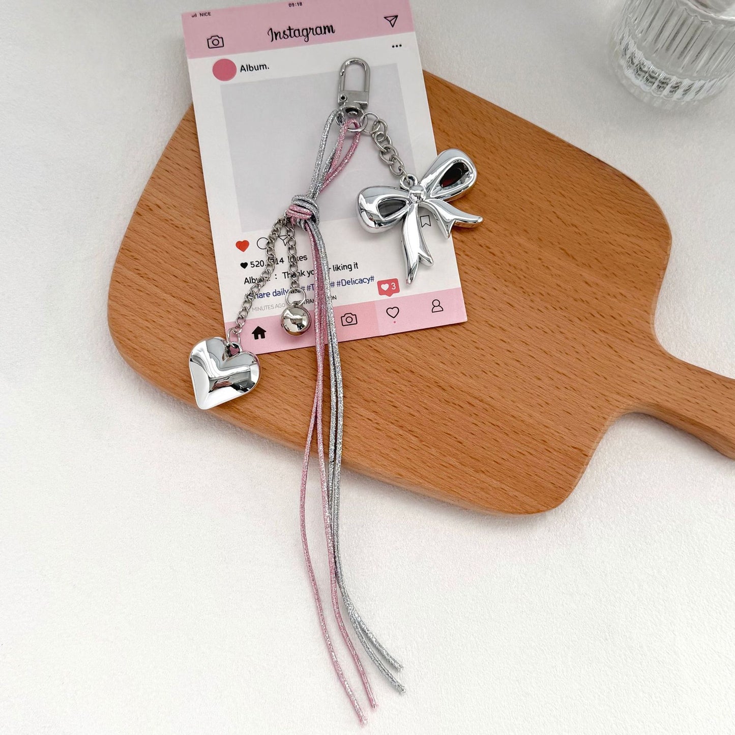 Eleganter Bow- und Herz-Charmschlüsselanhänger Brehn