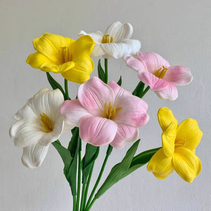 Lebensechte dekorative Blumenarrangement