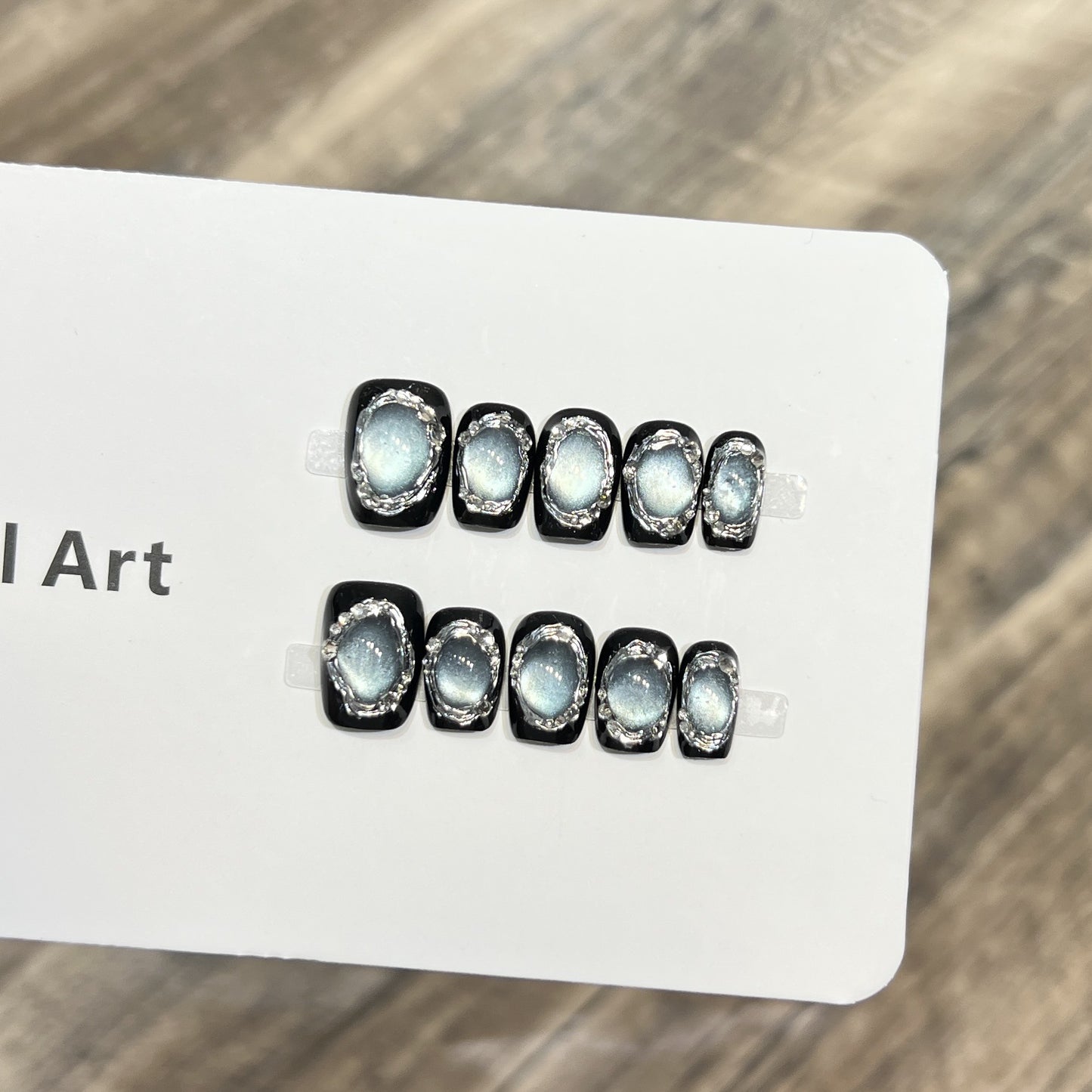 Glamouröse Press-On Nail Art Set mit Silberakzenten Brehn
