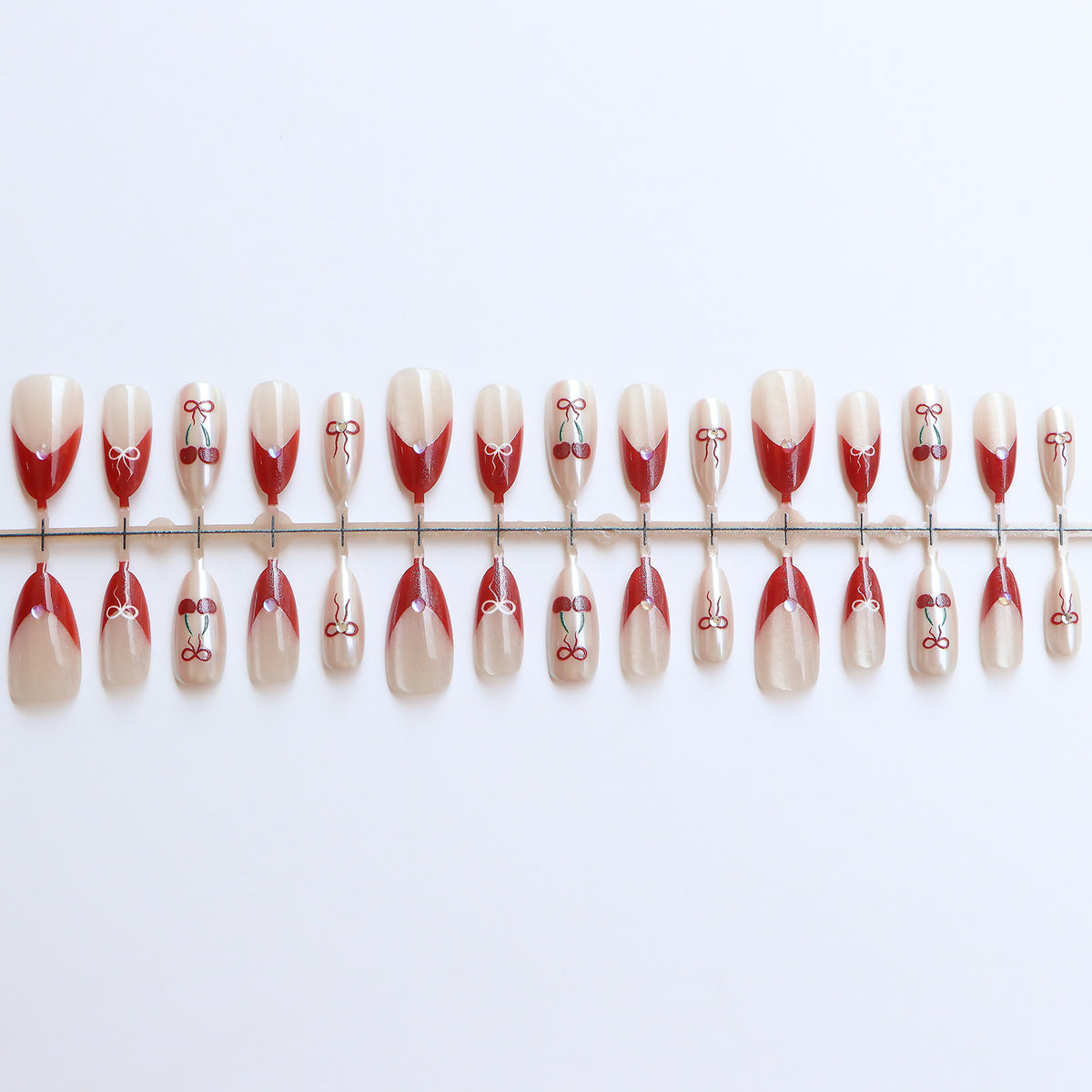 Künstlerisches Press-On-Nagelset mit Kirsch- und Schleifendessin Brehn