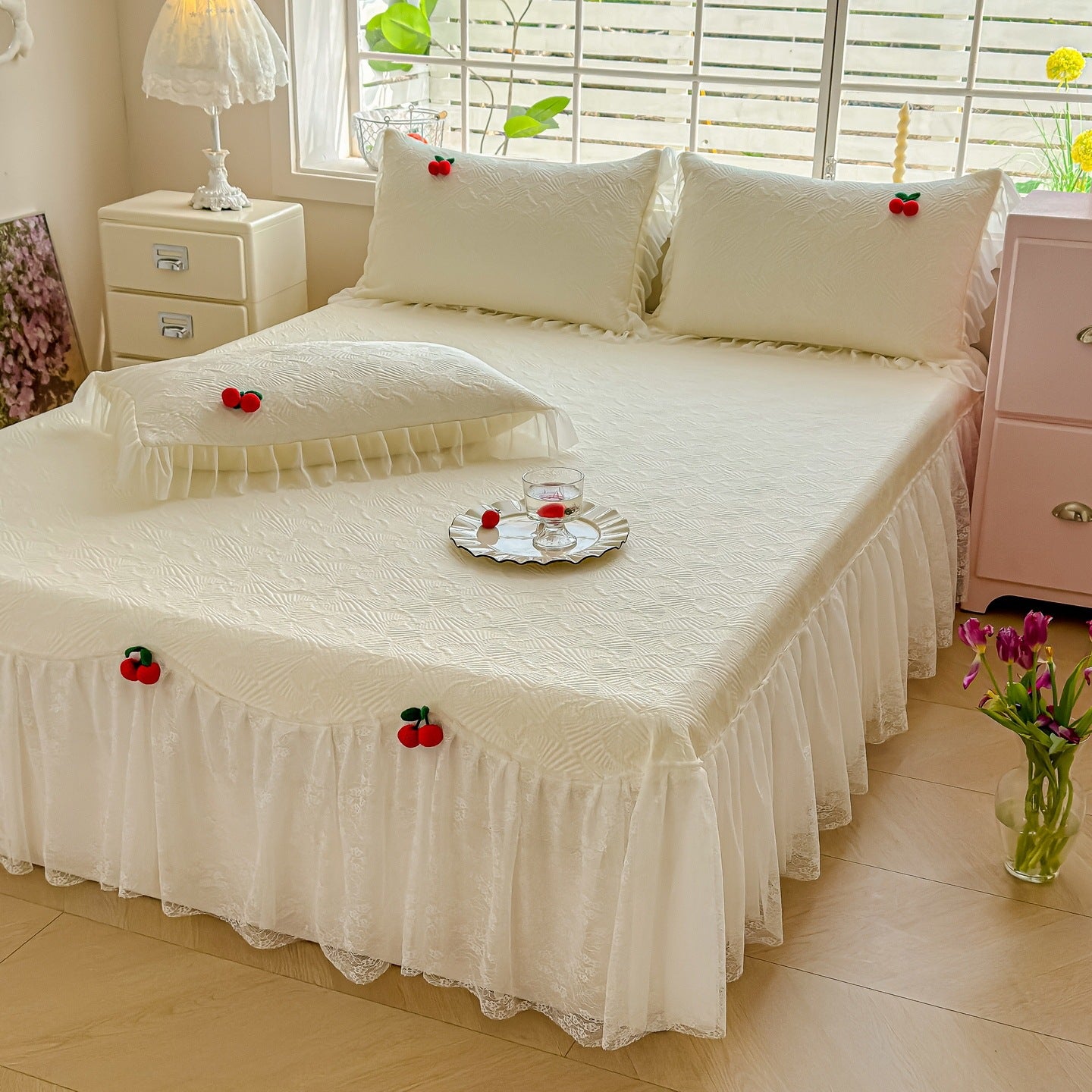 Damen Tagesdecke mit verspieltem Rüschendesign und eleganter Textur Brehn