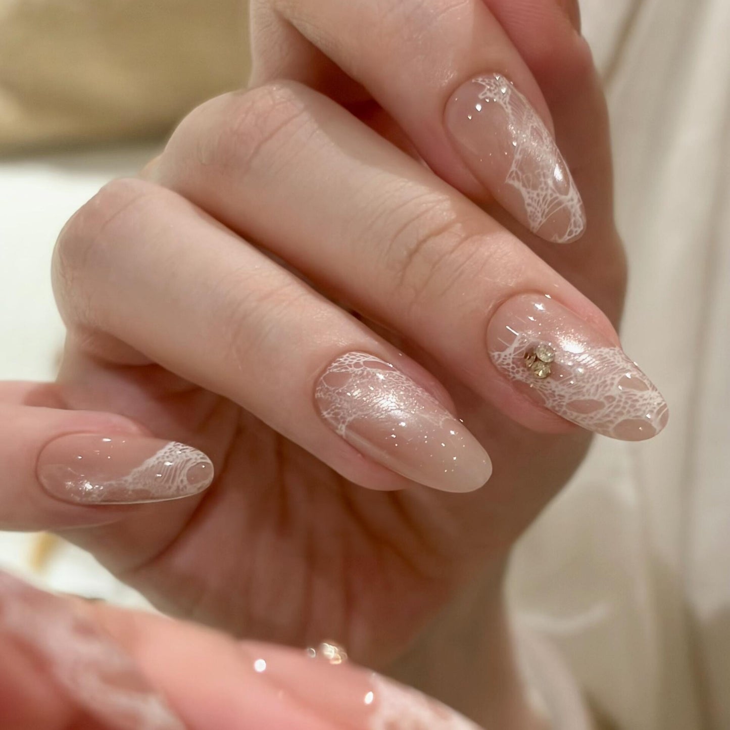 Elegante Kunstnägel mit Spitzen und Glitzer Brehn
