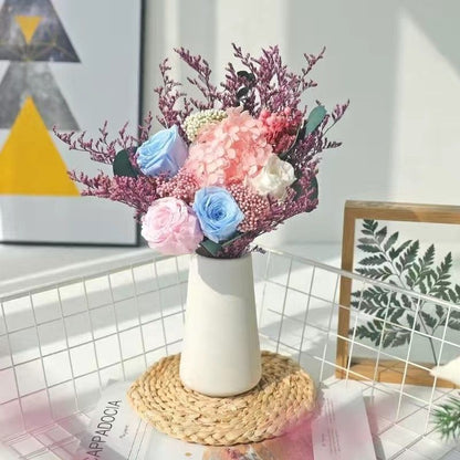 Eleganter Trockenblumenstrauß mit dekorativer Vase