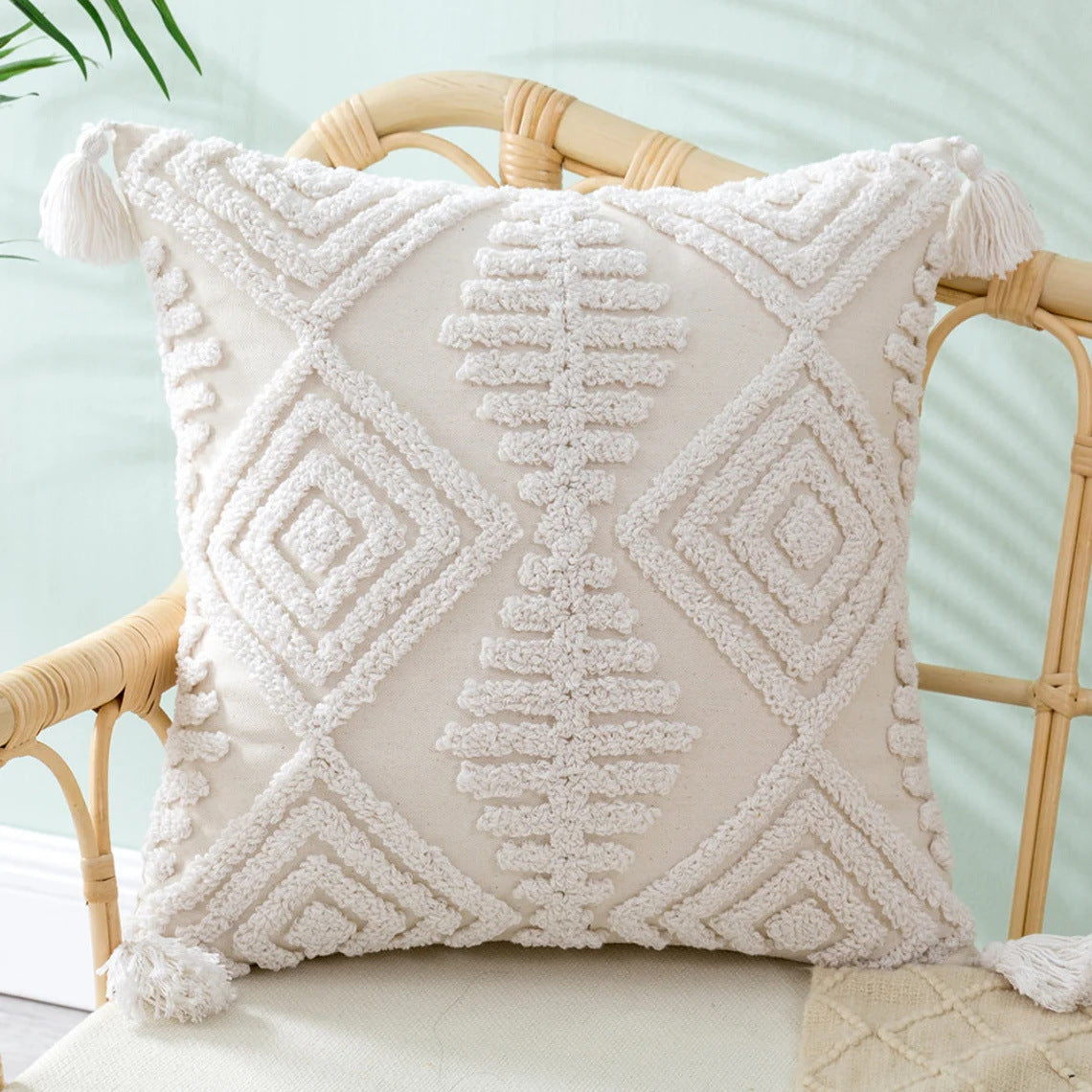 Quadratischer Boho‑Kissenbezug mit handtuftetem Diamant‑Tufting, hochflorigem Chenille‑Relief und Eckquasten Brehn