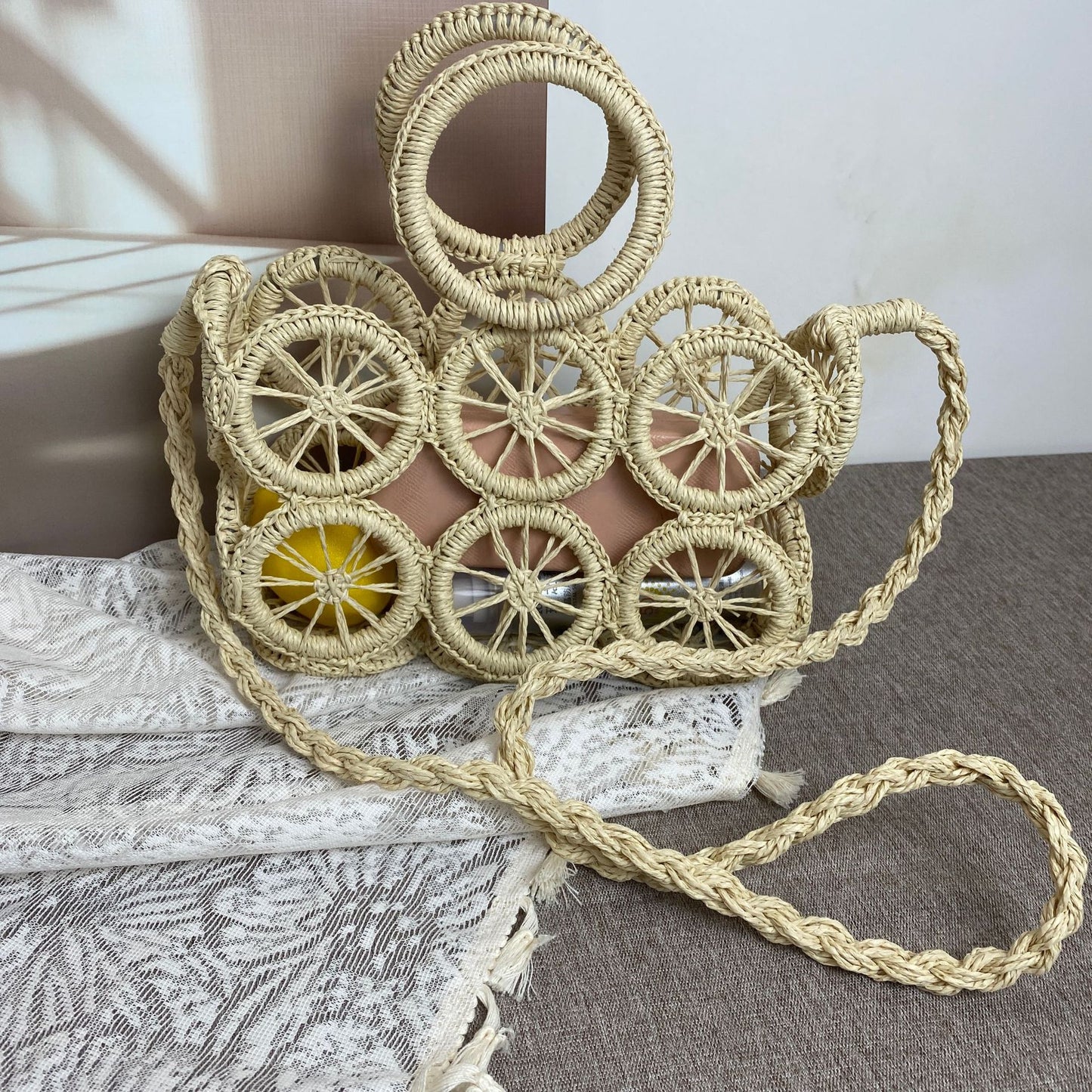 Kunsthandwerkliche Korbtasche mit Auffälligem Radmuster Brehn