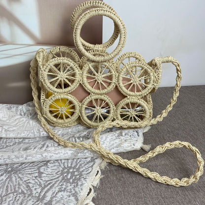 Kunsthandwerkliche Korbtasche mit Auffälligem Radmuster Brehn