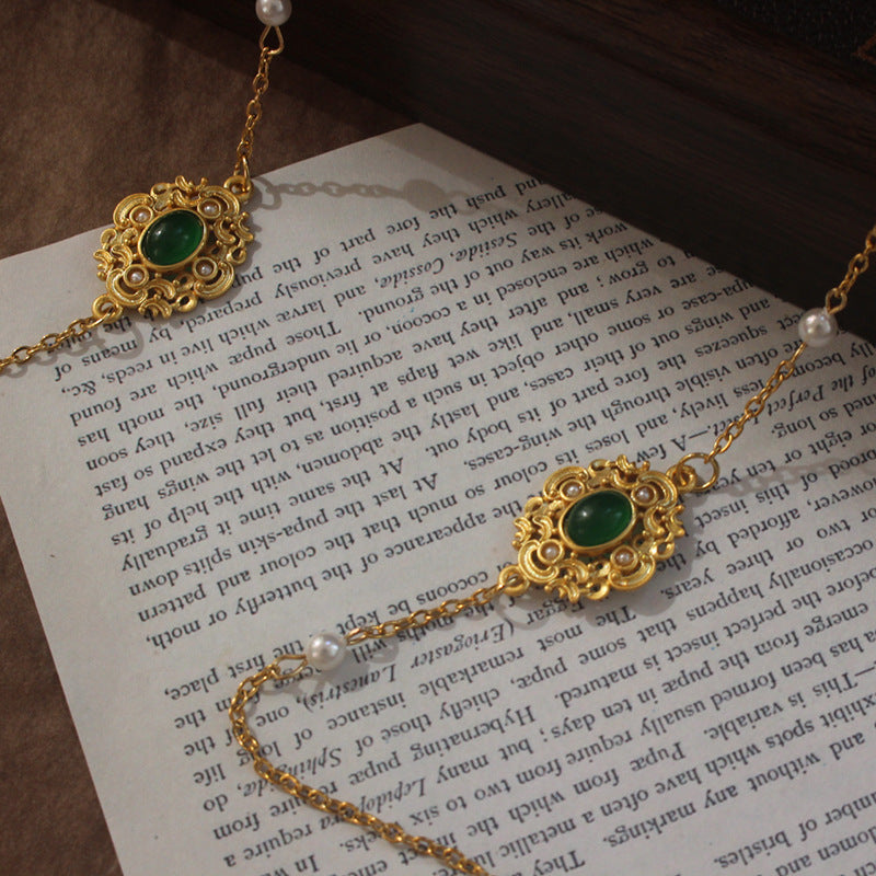Elegante Schmuckhalterkette mit Perlen und Grüner Steindekoration Brehn
