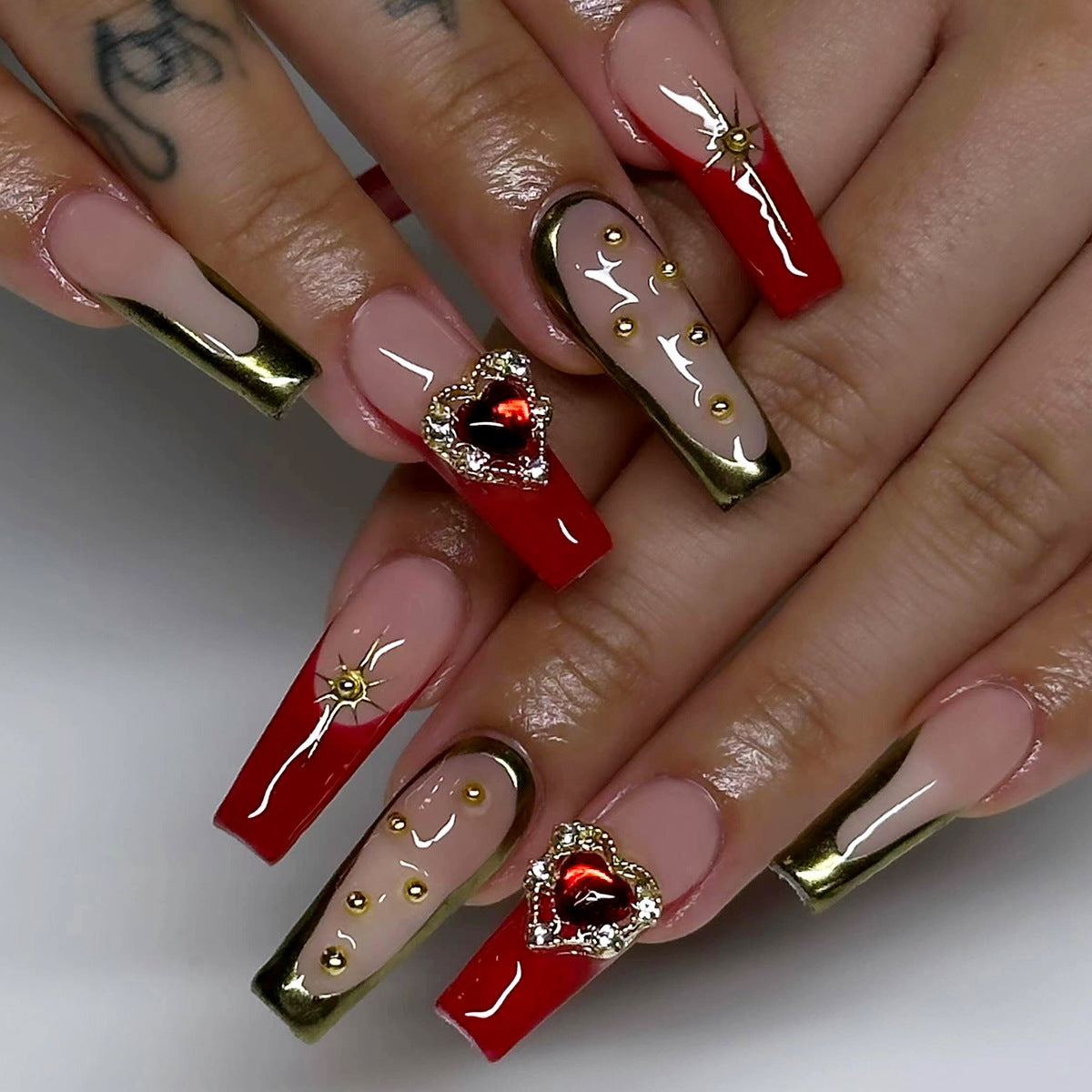 Exquisite Kunstnägel mit Herz-Design und Glitzer-Elementen Brehn
