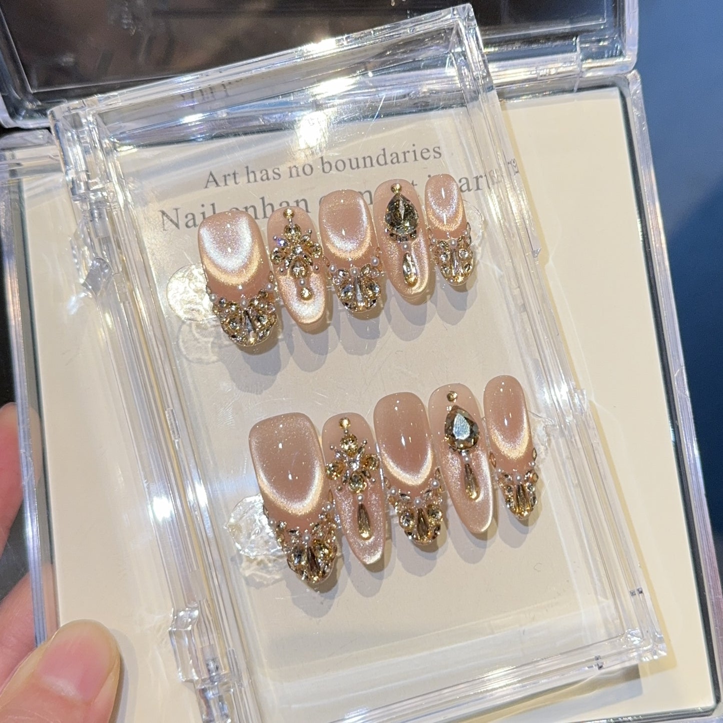 Glamouröse Kunstnägel mit Glitzerdetails Brehn