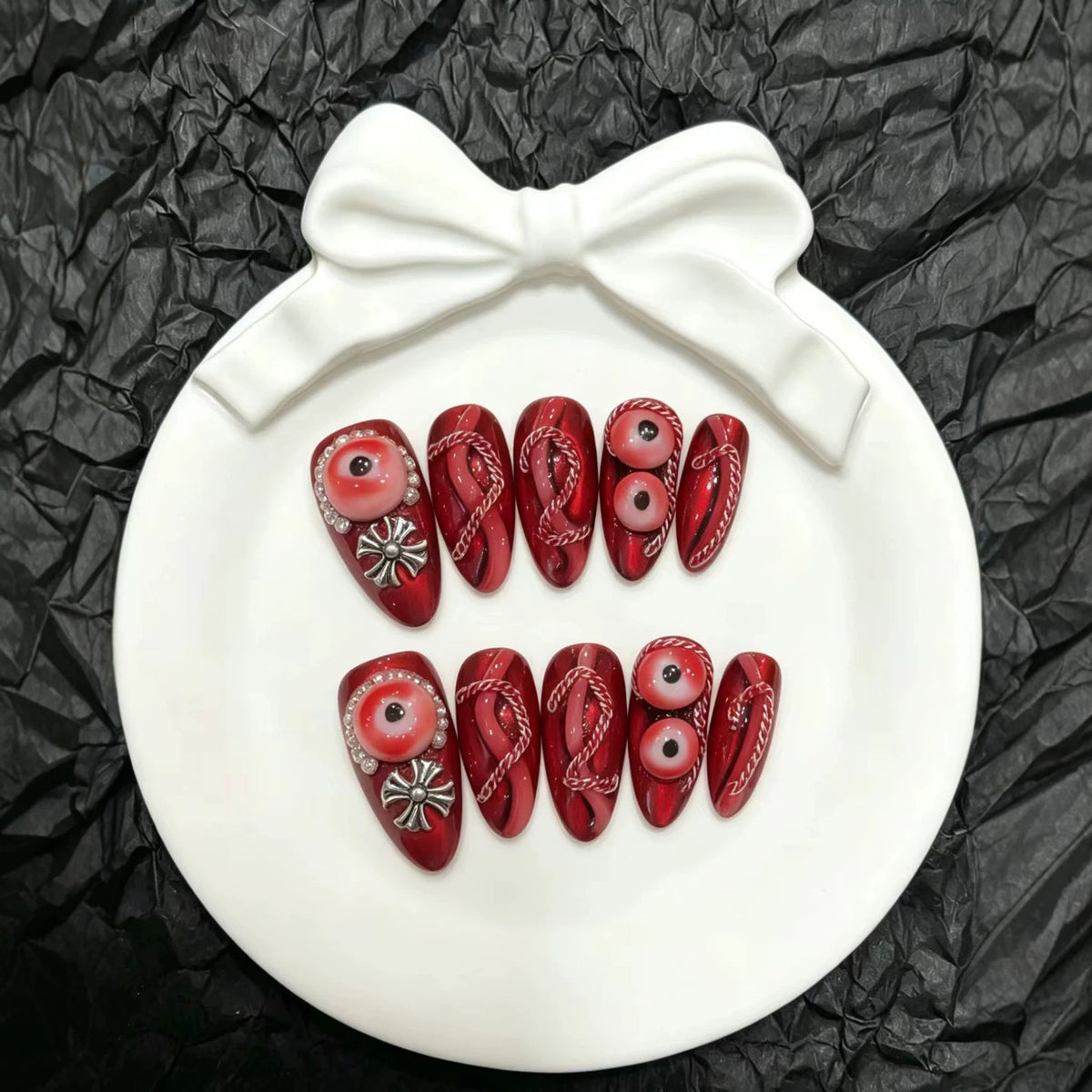 Künstlerisches Press-On Nagelkunst Set mit einzigartigen roten Designs