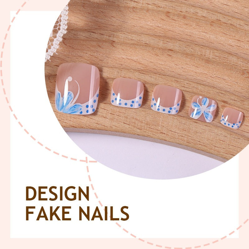 Kreatives Nagelset mit eleganten Blütenornamenten Brehn