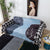 Wurfdecke mit abstrakter Kunst