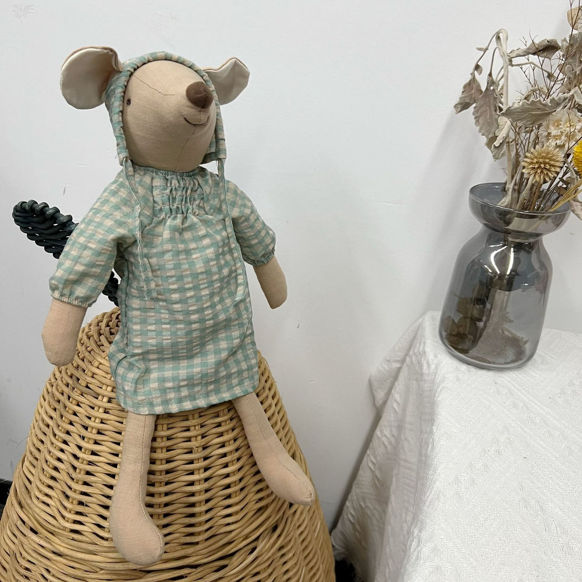 Handgemachte Leinen Lange-Glied-Bunny-Puppe mit gesticktem Karotten-Overalls