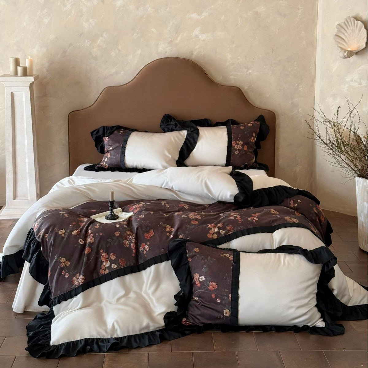 Bettwäsche-Garnitur mit floralem Print und dekorativen Rüschen