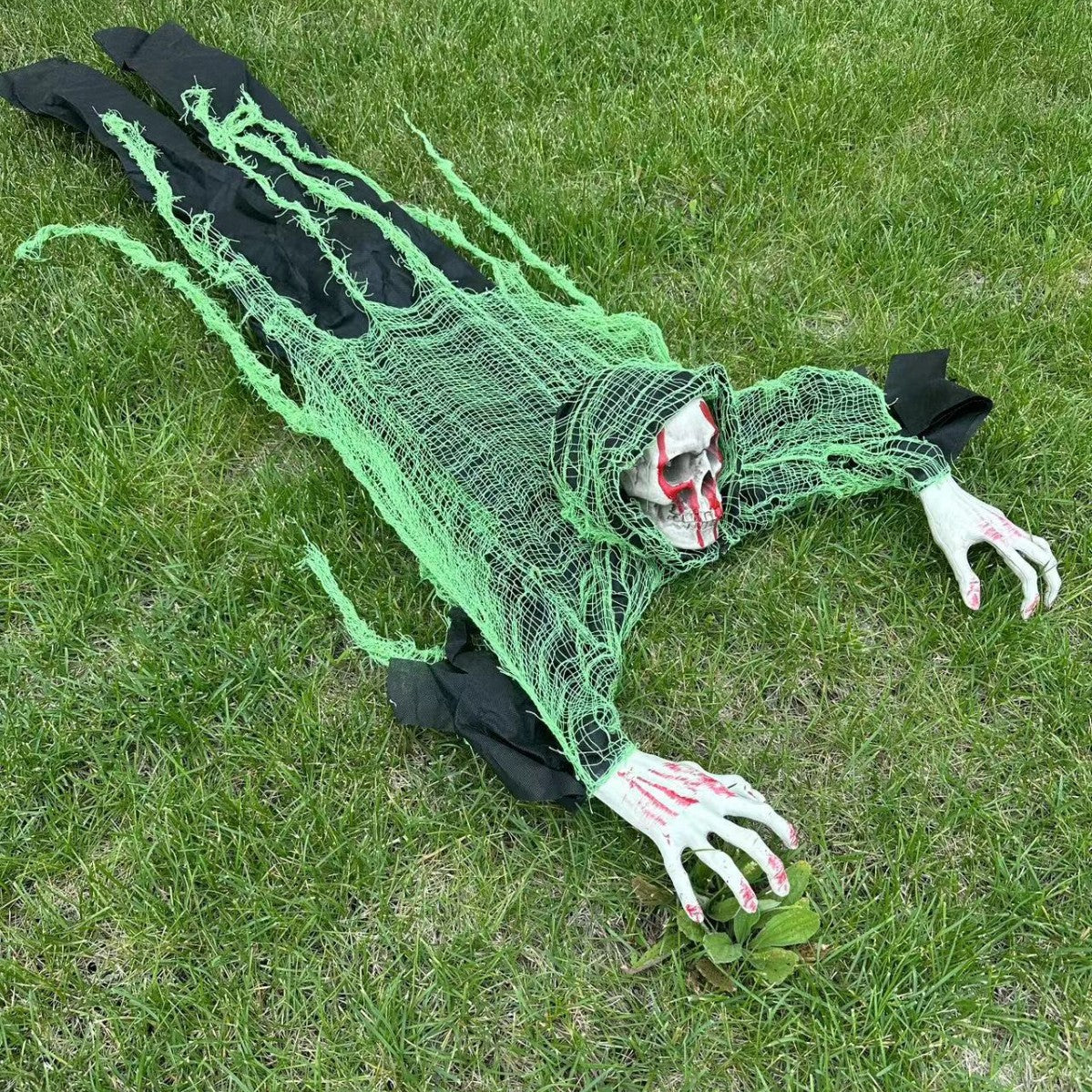 Gruselige kriechende Halloween-Dekofigur mit Schädel, blutigen Händen und zerrissener Netzstoffbespannung