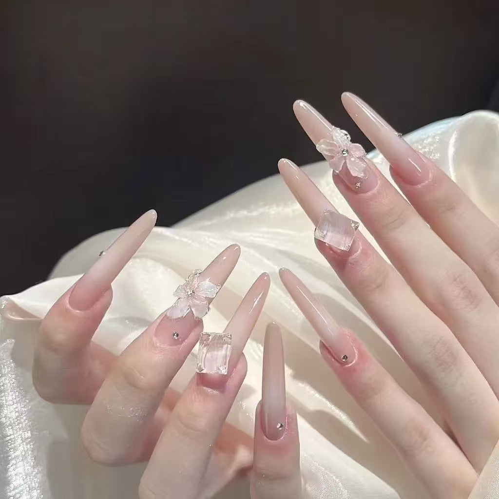 Künstlerische Stiletto Press-On Nagelkunst mit schimmernden Akzenten Brehn