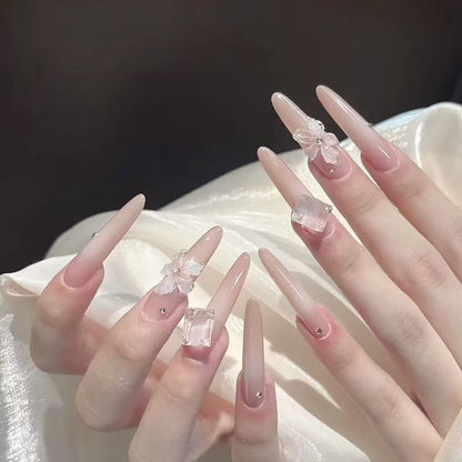 Künstlerische Stiletto Press-On Nagelkunst mit schimmernden Akzenten Brehn