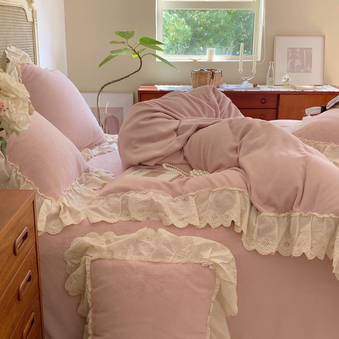 Kuschelige Microfleece-Bettgarnitur im Vintage-Cottage-Stil mit Baumwollspitzenbesatz