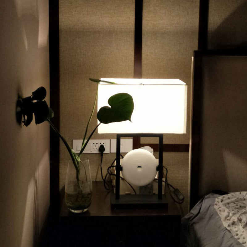 Zeitgenössische Tischlampe mit elegantem geometrischen Design