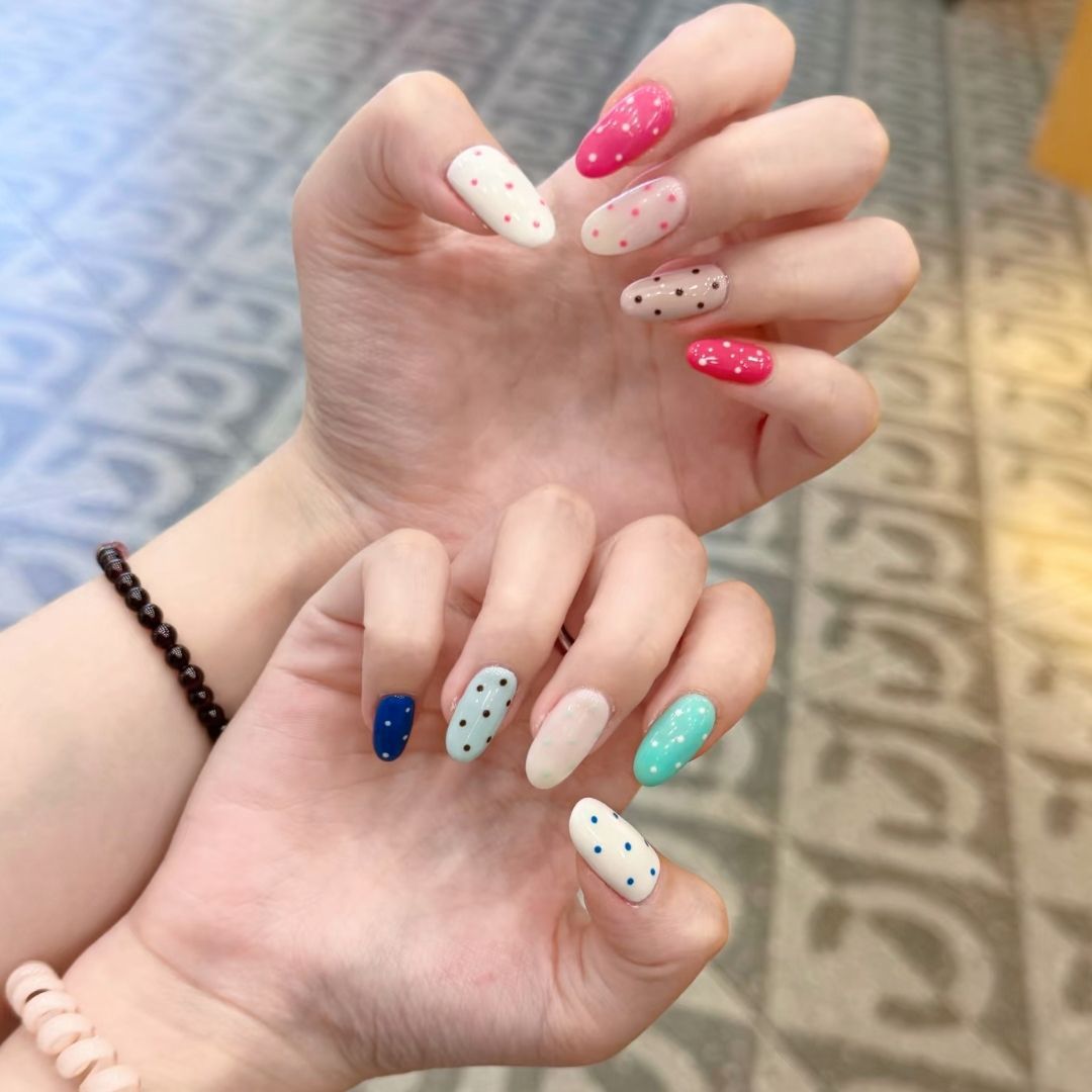 Künstlerische Press-On Nagelverzierungen Brehn