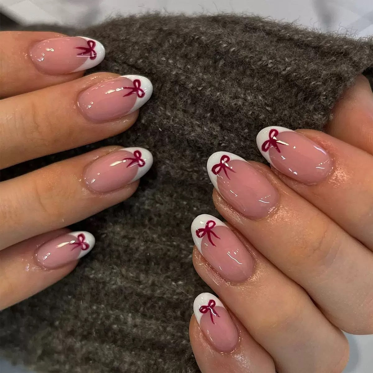 Kunstnagelset mit eleganten Schleifen und French-Spitzen Brehn