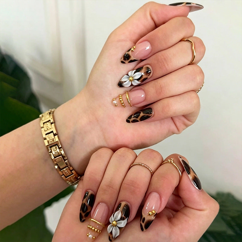Kunstvolle Nagelspitzen mit tierischen Motiven Brehn